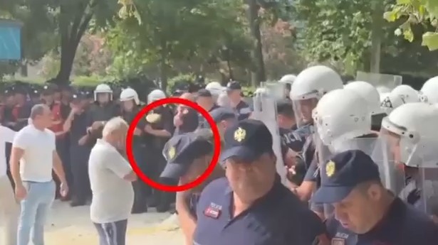 Protesta para Parlamentit  protestuesi godet me gur në kokë një efektiv policie