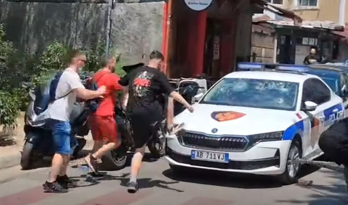 Protesta para Kuvendit përshkallëzohet  protestuesit dëmtojnë me gurë dhe sende të forta një automjet policie