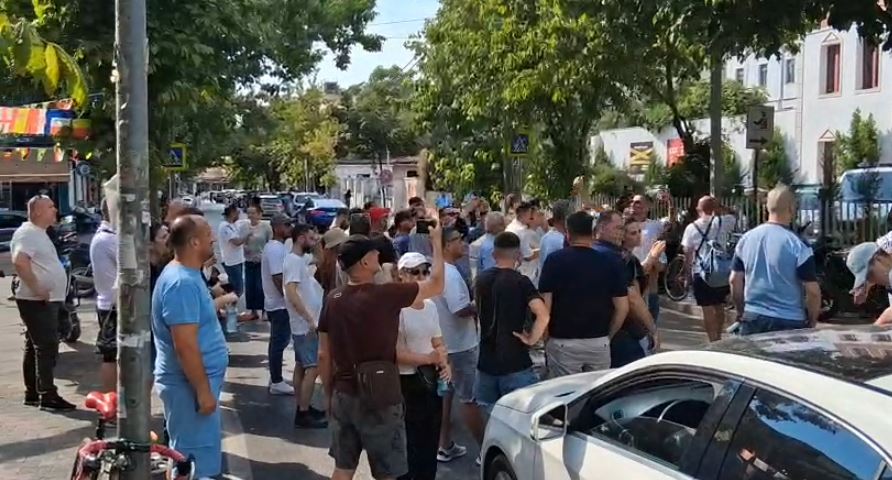 me-shume-se-20-persona-shoqerohen-pas-incidenteve-ne-proteste-qytetare-mblidhen-te-komisariati-nr-3-dhe-bllokohet-rruga-mine-peza