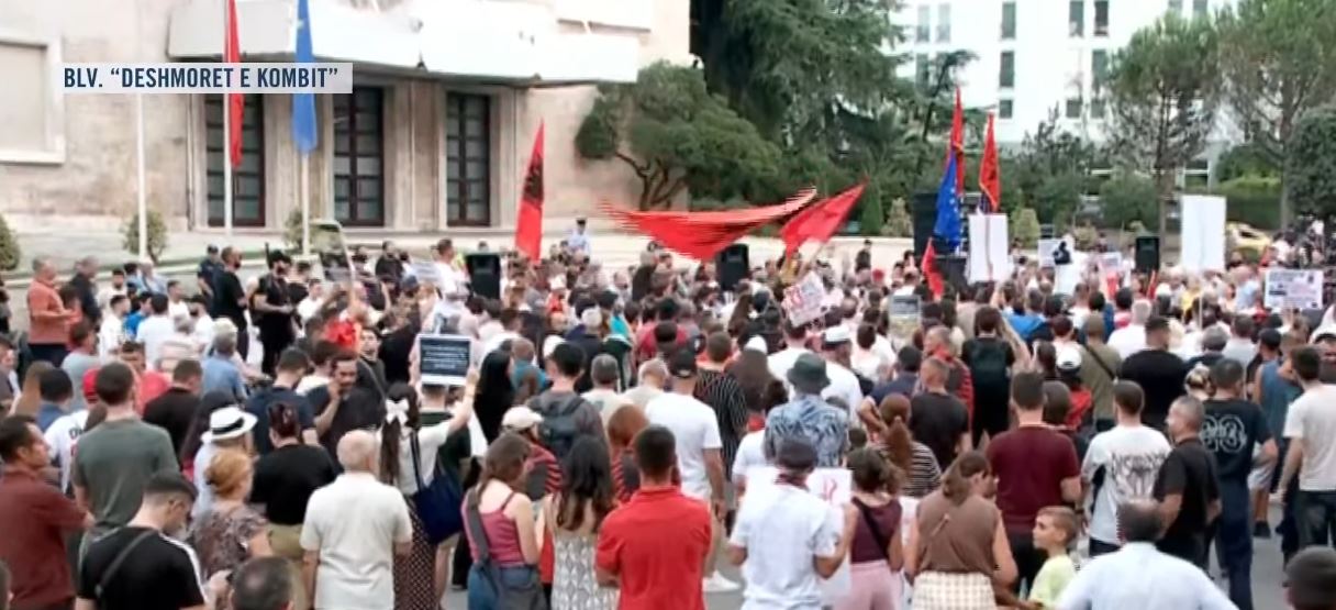  Çdo goditje e tyre sjell 100 vetë më shumë në shesh   aktivisti flet për tensionet para Kuvendit  Jemi më të fortë  nuk ndryshojmë çfarëdo që të bëjë policia