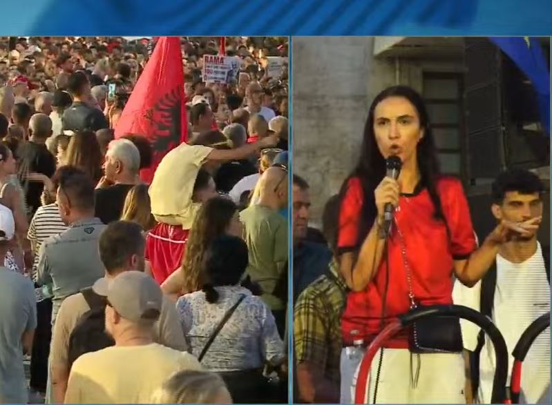  Rama është hiçi  aty qëndron kulmi i së keqes    Protestuesja  Mos çoni dëm vezë e miell  ndaj tyre duhen hedhur mbeturina