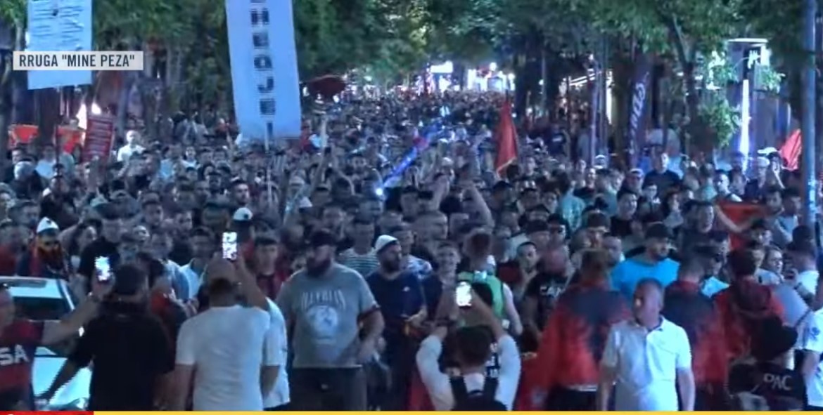 33 ditë protestë  mijëra qytetarë marshojnë drejt Komisariatit Nr  3 mes thirrjeve kundër policisë