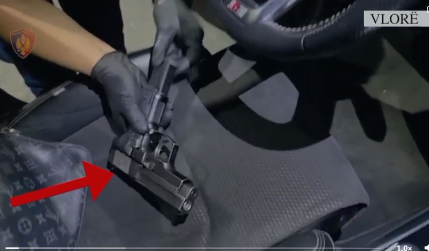 Kapet në Vlorë një i ri që qarkullonte me armë dhe radio policie në automjet