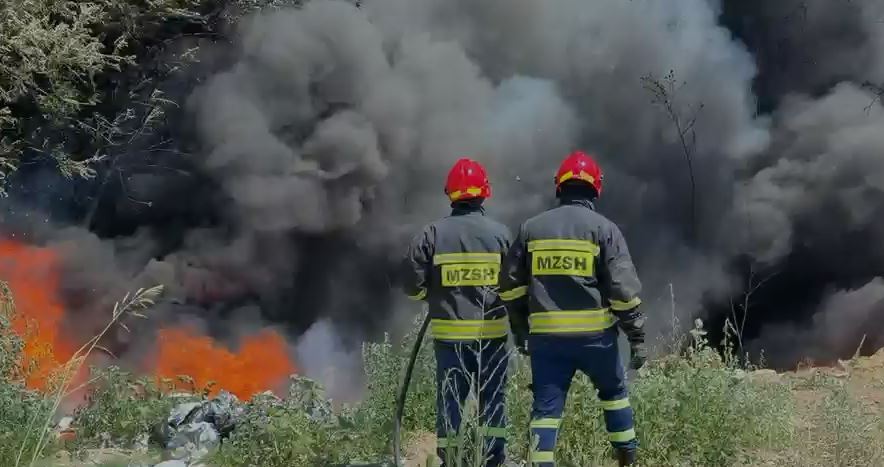 Flakët përfshijnë një varrezë automjetesh në Kamëz  tymi i zi mbulon zonën