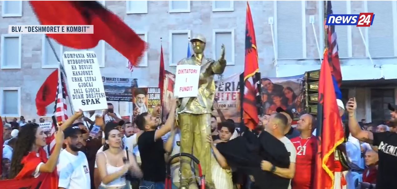 Protestë para Kryeministrisë  demonstruesit rrëzojnë bustin e Ramës   Surprizë për diktatorin e fundit  në 62 vjetorin e lindjes