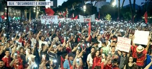 Protesta mbarëkombëtare  Bulevardi mbushet me qytetarë  blicat ndriçojnë Kryeministrinë  thirrje për largimin e Ramës dhe  Revolucion  Shqipëri e Re 