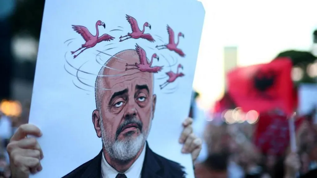 BBC pasqyron protestat në Tiranë   Revolucioni i flamingove  zgjerohet  kërkohet largimi i Edi Ramës