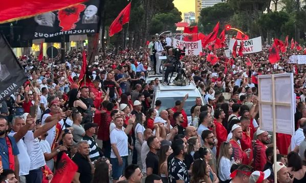 Deutsche Welle  Në protestën e 35 të  shqiptarë nga vendi dhe diaspora kërkuan ikjen e Edi Ramës