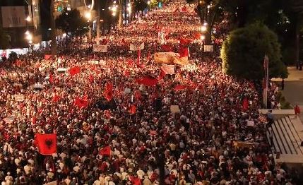 Sky News i bën jehonë protestës së madhe në Tiranë  Ramës i thanë  100 vite burg  në ditëlindje