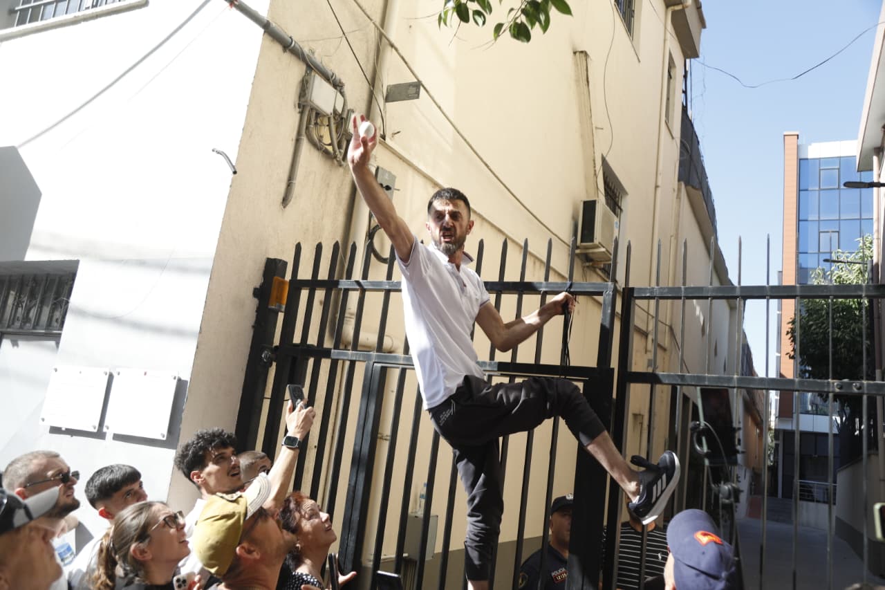 Niko Qarkaj lirohet pas arrestimit në protestën para Kuvendit  ngjitet mbi kangjellat dhe hedh një vezë drejt Komisariatit nr  3