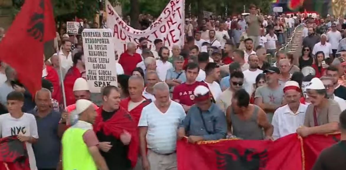  Rama po shkatërron çdo gjë që i del përpara   aktivisti  Tubimet tona kanë qenë paqësore  në 35 ditë janë thyer më pak xhama se në zyrën e kryeministrit