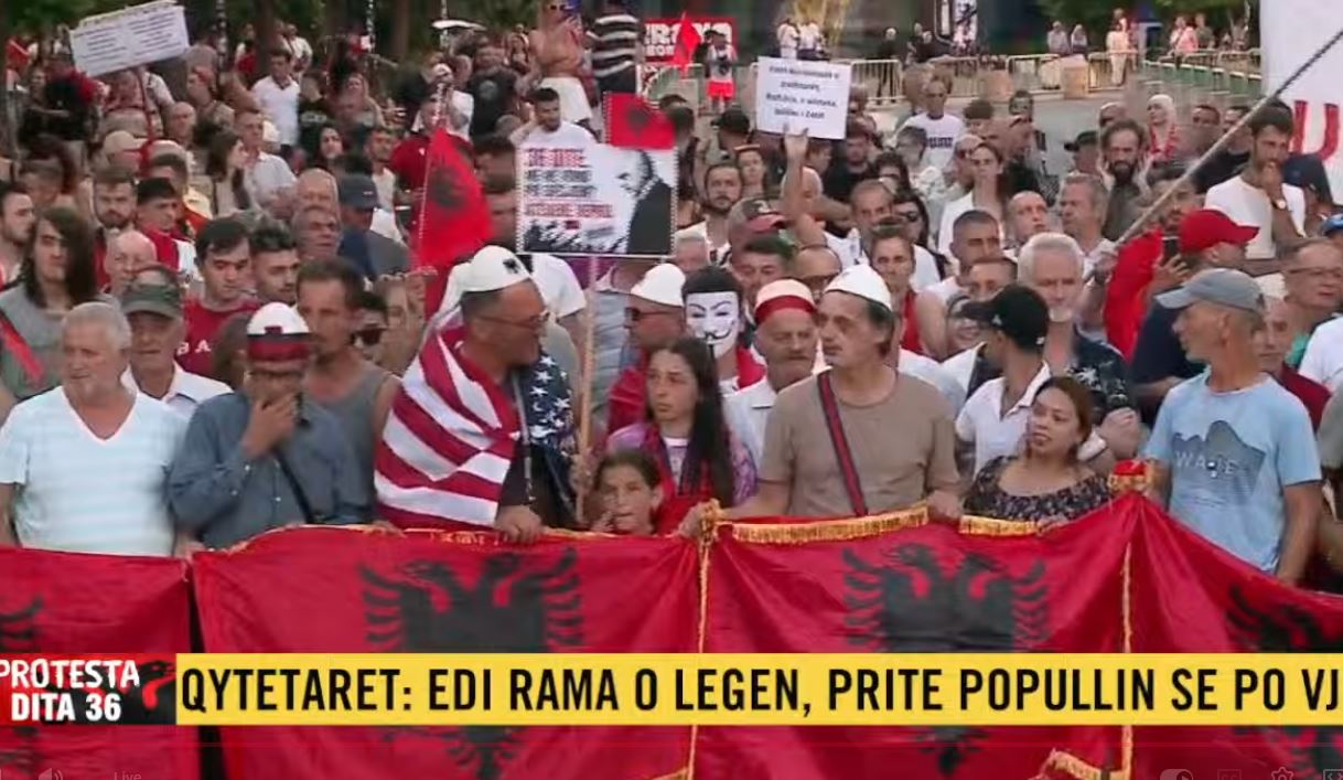  Shqipëria kërkon ndryshim   Qytetarët nisin marshimin drejt Kryeministrisë  protestuesit  Ju erdhi fundi 
