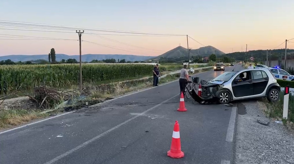 Përplasje mes dy automjetesh në Kosmaç të Shkodrës  një mjet del nga rruga dhe bie në kanalin anësor