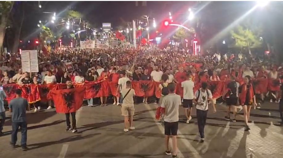 Protestuesit mbushin rrugët e Tiranës me flamuj e pankarta  thirrja kryesore  Rama jep dorëheqjen