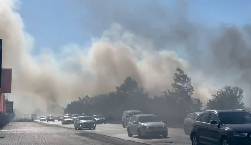 Zjarr i madh në Shijak  era nxit përhapjen e flakëve dhe tymi mbulon autostradën Tiranë Durrës