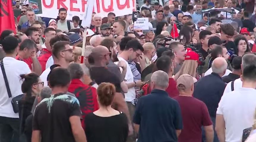 Turma e protestuesve mbush bulevardin para Kryeministrisë  Rama duhet të largohet  Ne nuk bëjmë shaka 