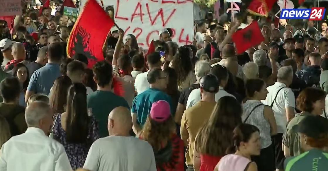  Rama duhet të largohet  të dorëhiqet    protestuesja në bulevard  Na ka zvarritur me ligjet e tij  nuk e duam më