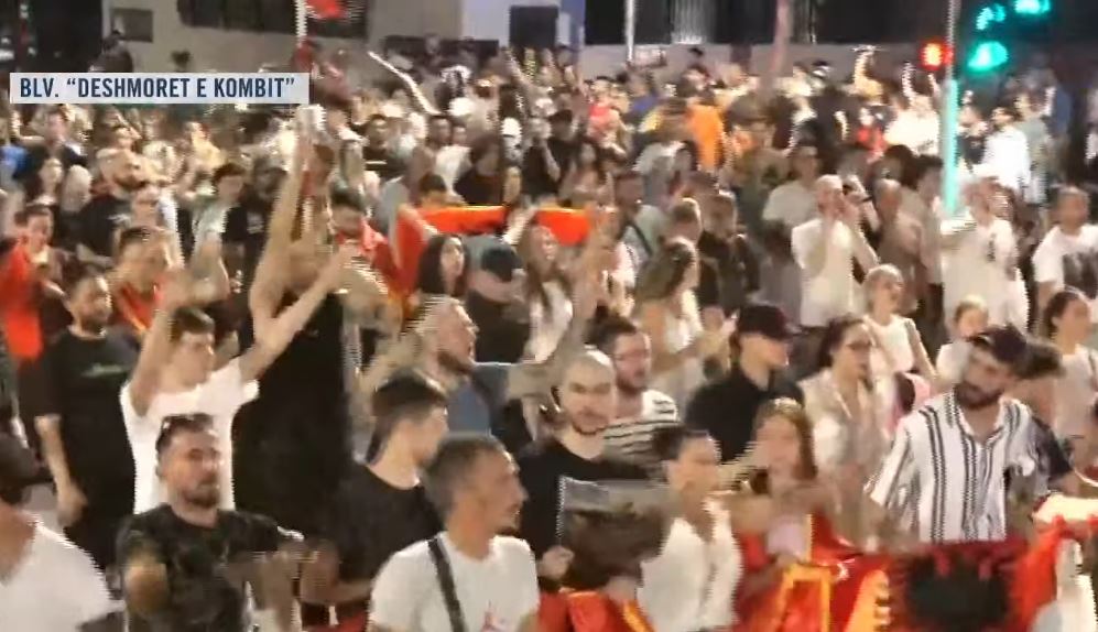 Mbyllet dita e 37 të e protestës  qytetarët rikthehen para Kryeministrisë  Nuk ndalemi pa u larguar Rama 