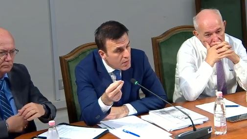 cela-hetimet-per-pastrimin-e-parave-dhe-korrupsionin-jane-shtuar-problem-mbetet-infrastruktura-na-eshte-premtuar-nje-godine-deri-ne-vitin-2030