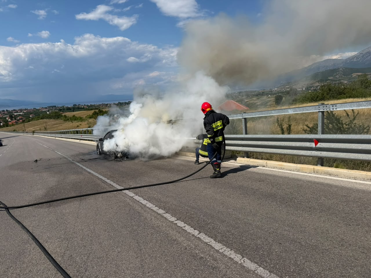 Makina  Benzi  kaplohet nga zjarri në aksin Qafë Plloçë Pogradec  dyshohet defekt teknik