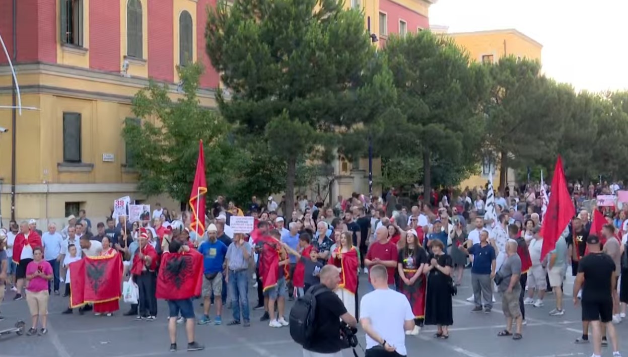 Protesta hyn në ditën e 38 të  qytetarët mblidhen para Kryeministrisë për fjalimet e radhës