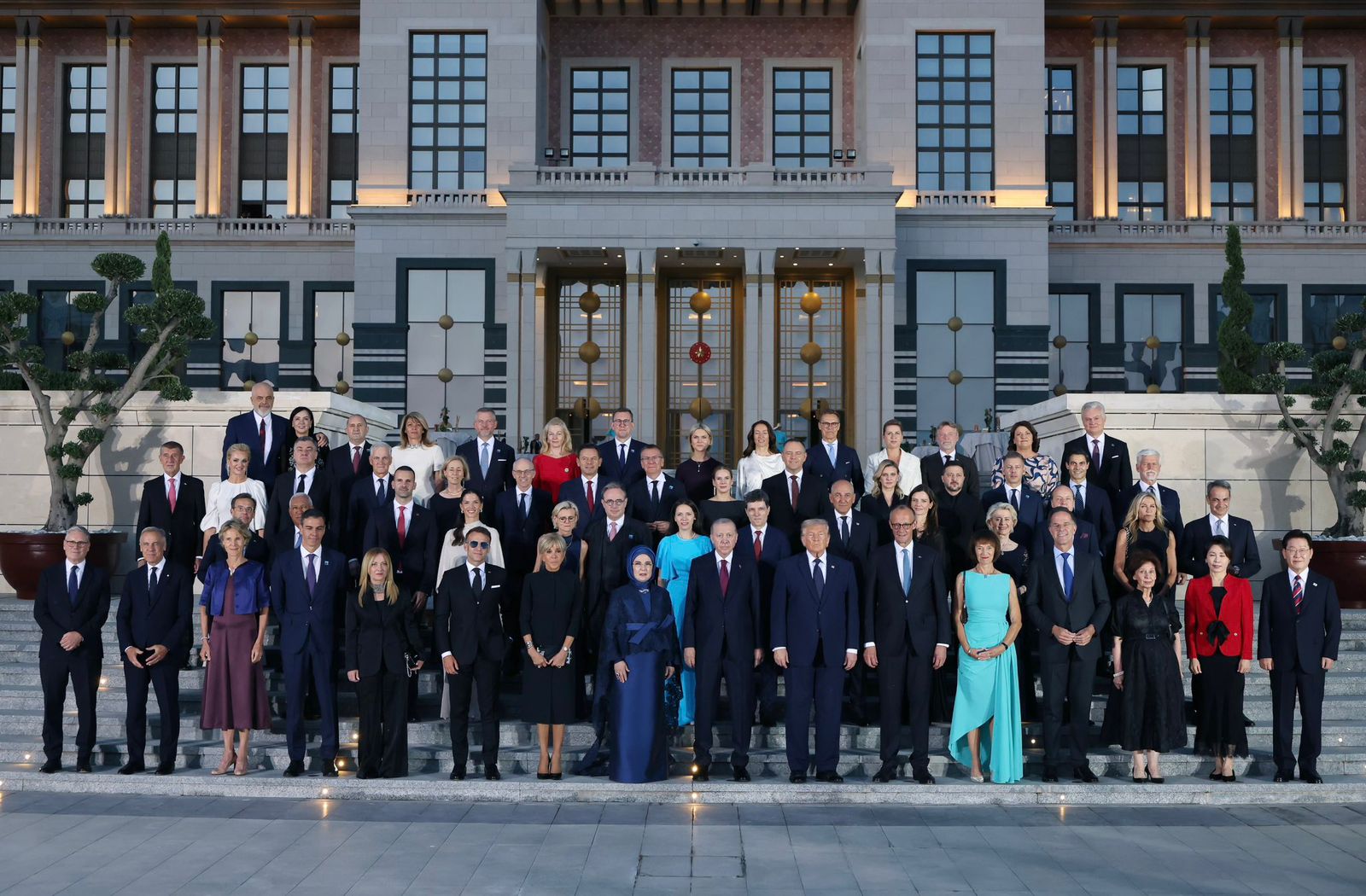 Publikohet fotografia familjare nga darka shtetërore e Presidentit Erdogan me drejtuesit e NATO s