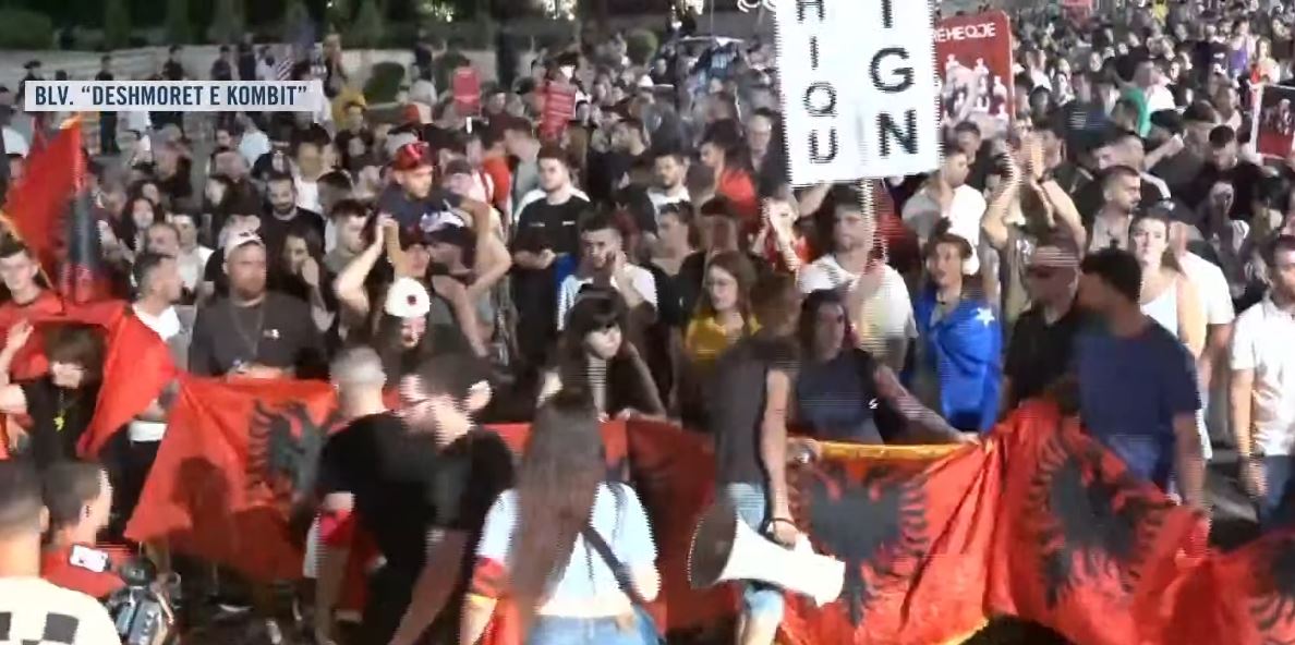  Këtu na ke ditë e natë    Qytetarët rikthehen sërish te Kryeministria pas marshimit kilometrik  paralajmërojnë Ramën  Nesër do të jemi edhe më shumë 