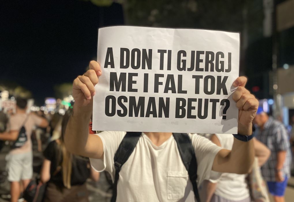  Një i çmendur një vend e çmend    A don ti Gjergj me i fal tokë Osman Beut   Pikturat dhe pankartat që ndezën protestën e 38 të në bulevard