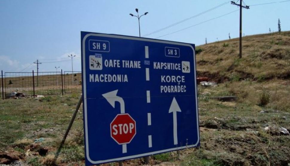 Dogana e Qafë Thanës reagon pas pretendimeve të 3 zyrtarëve shqiptarë për ndalim hyrjeje në Shqipëri