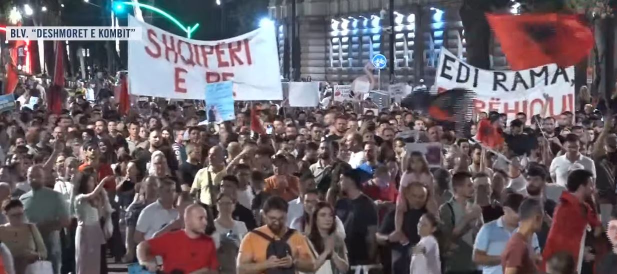 Protesta kundër kryeministrit  qytetarët denoncojnë mungesën e ilaçeve dhe çmimet e larta  Rama  jep dorëheqjen  Shqipëria po turpërohet me ty 