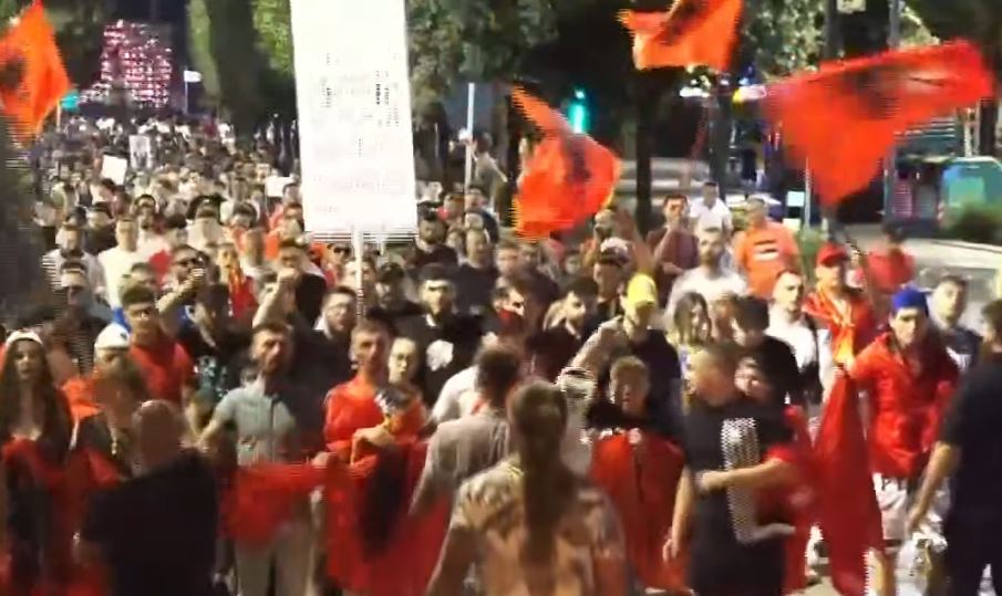 Revolta e qytetarëve vijon pa ndalim  Marshimi i madh mbush bulevardin  Zogu I   protestuesit brohorasin  Arrestoni Ramën 