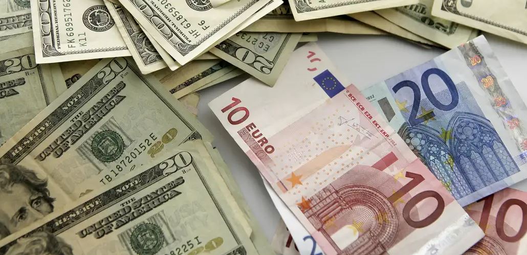 kursi-valutor-i-sotem-si-levizin-euro-dollari-dhe-paundi