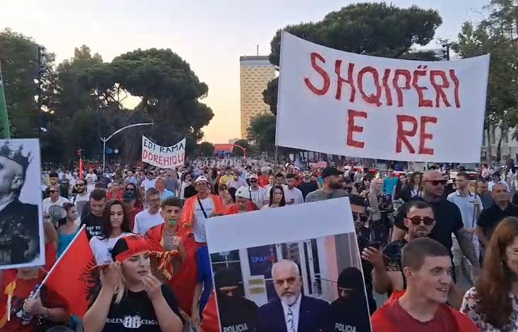 Dita e 41 të e revoltës  Protestuesit mblidhen në sheshin  Skënderbej   kërkojnë largimin e kryeministrit