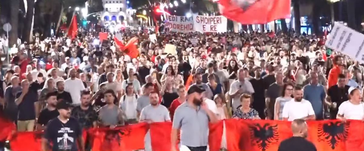 Revolta e 41 kundër qeverisë  protestuesit nisin marshimin në rrugët e Tiranës  jehon thirrja  Rama jepe dorëheqjen