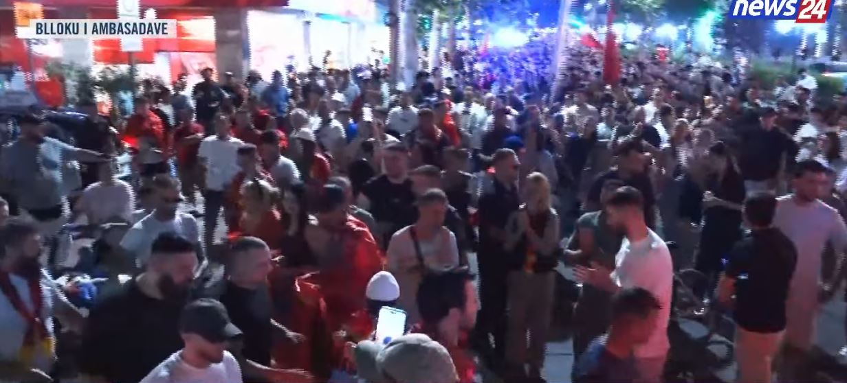 Marshimi në Tiranë ndalet pranë Rrugës së Ambasadave  protestuesit kërkojnë largimin e Ramës  I korruptuar 