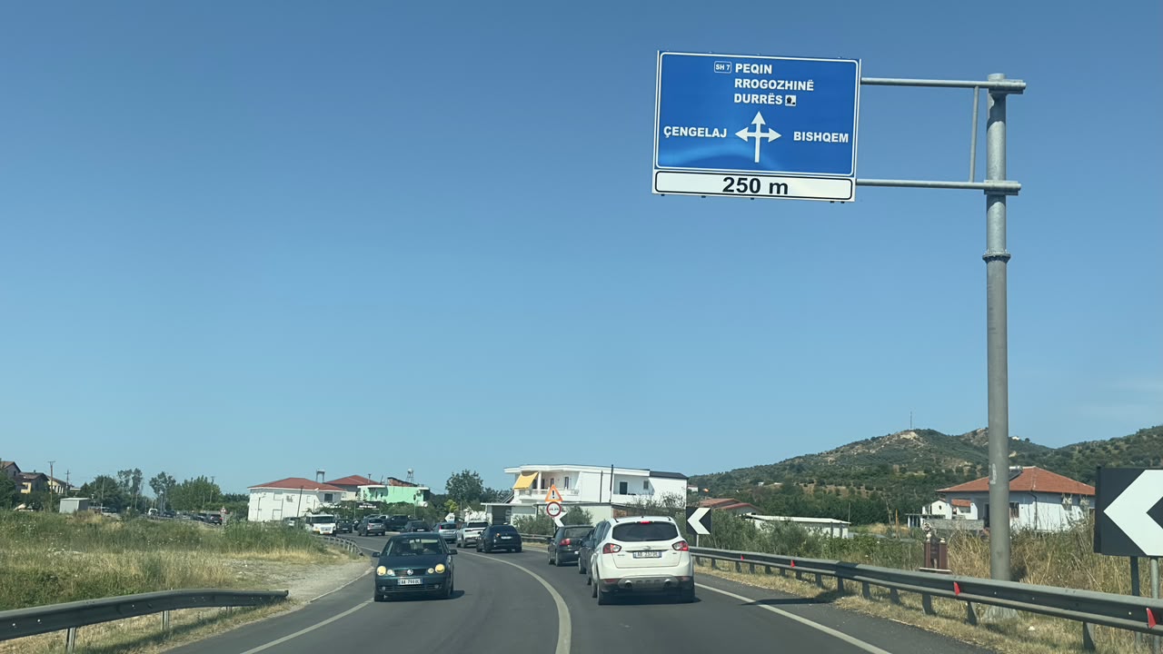 Aksident në segmentin Peqin Rrogozhinë  përplasen dy makina  një drejtues dërgohet në spital