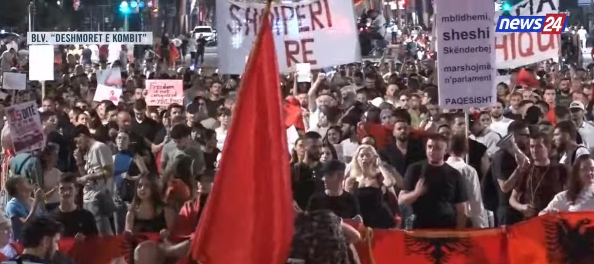 Marshim në zemër të Tiranës  qytetarët i bëjnë thirrje Ramës të japë dorëheqjen  Erdhëm në fund 