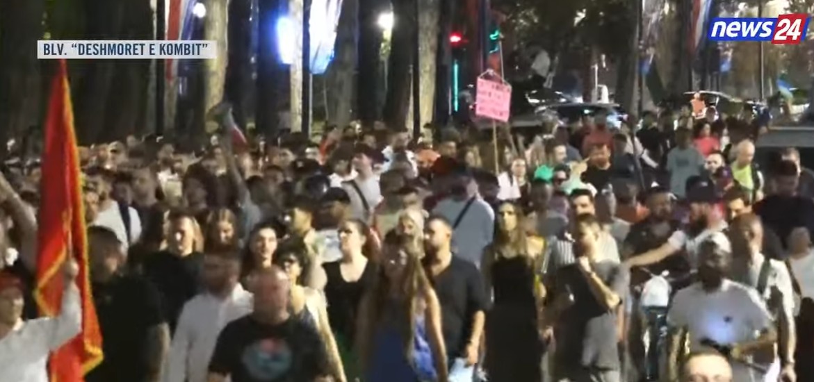 Revolta qytetare përshkon Tiranën  protestuesit kthehen në Bulevardin  Dëshmorët e Kombit 