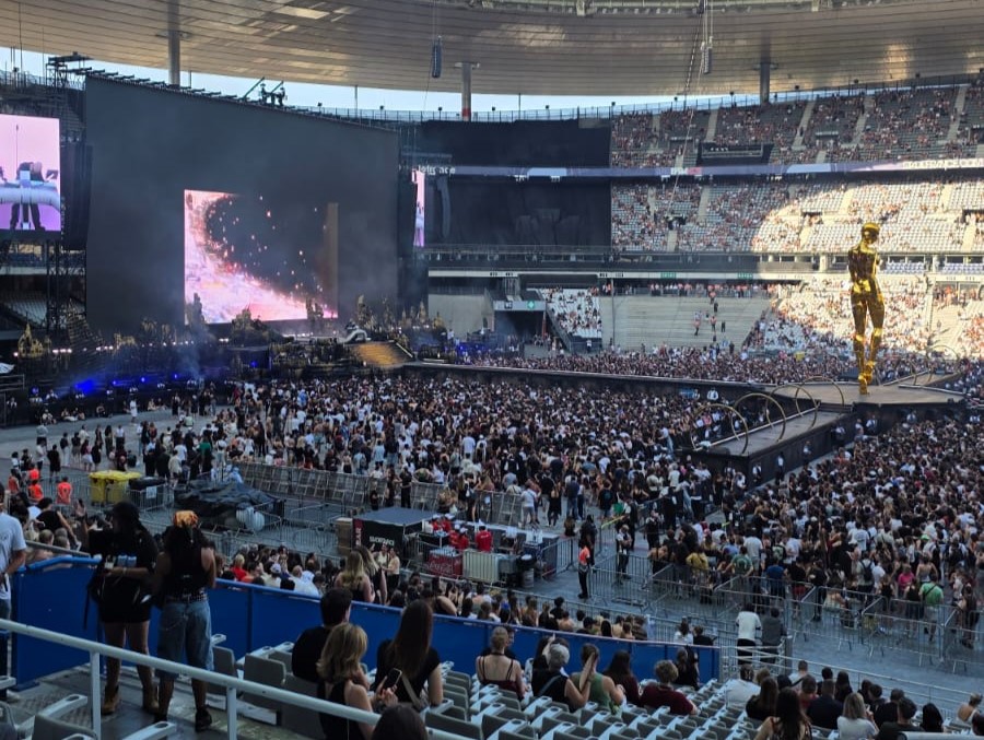  Organizimi ishte katastrofë   BIRN  Fansat e Kanye West kritikojnë kushtet dhe infrastrukturën e ofruar nga qeveria shqiptare