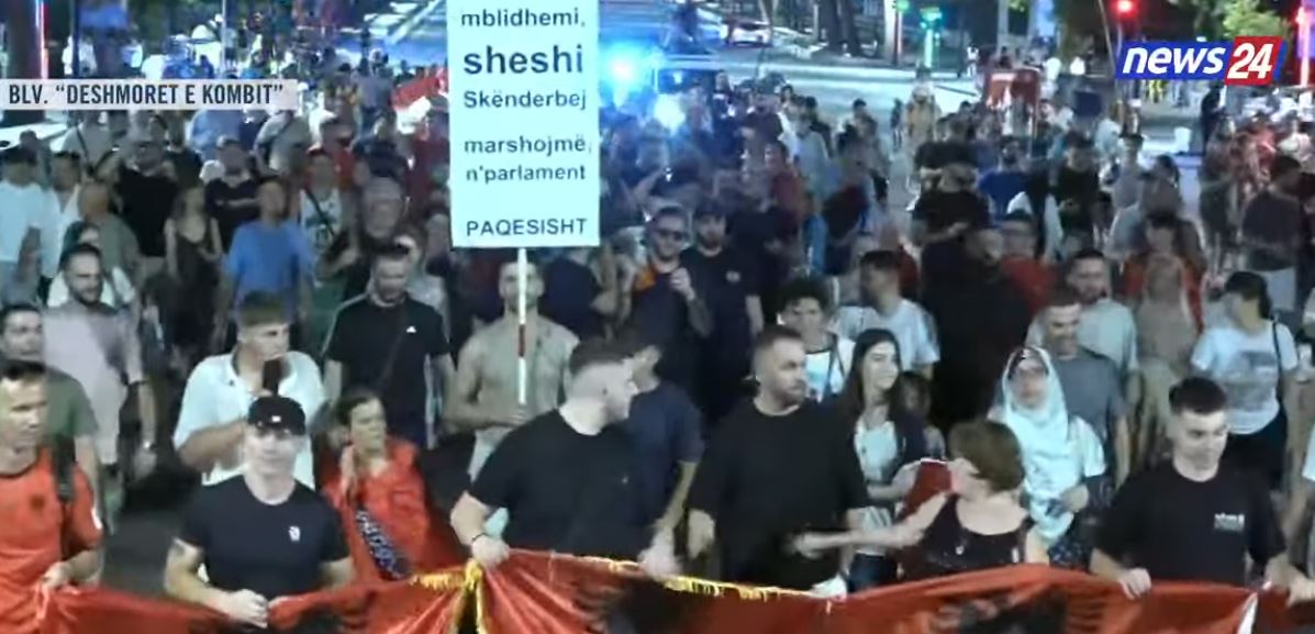 Protesta popullore shtrihet në Tiranë  turma brohorit   Arrestoni Ramën  