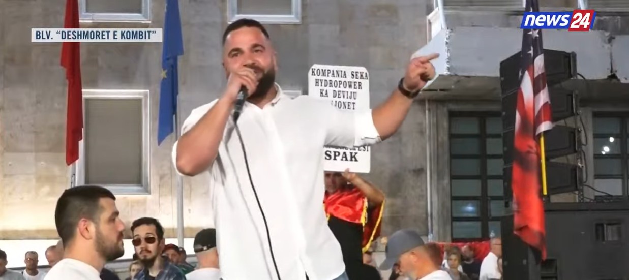 Protestuesi kërkon referendum  Qytetarët janë sovrani  ndryshimi duhet të vijë pa Ramën dhe Berishën