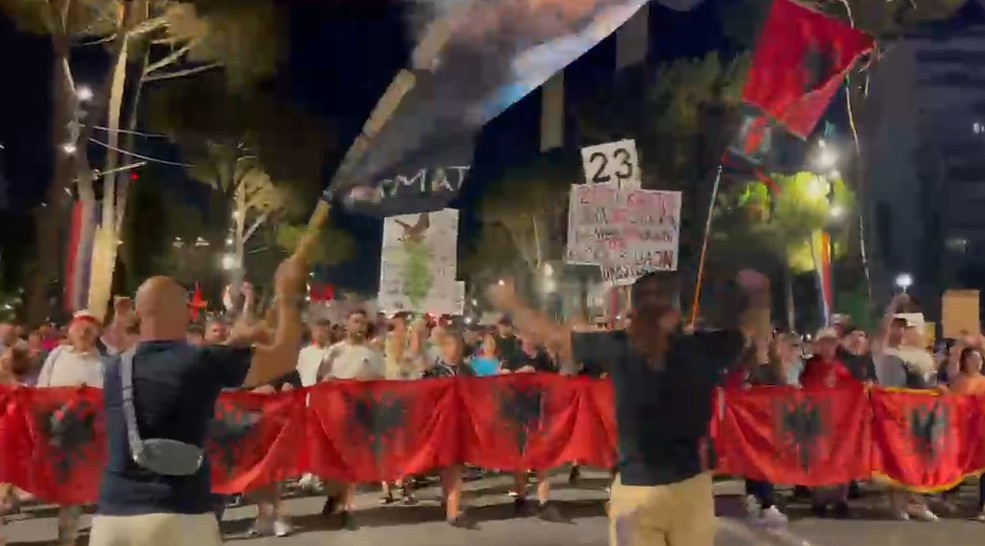 Protesta hyn në ditën e 49 të  qytetarët marshojnë nëpër rrugët e Tiranës