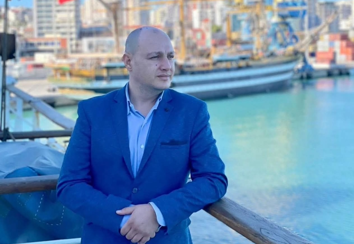 Profil  Enrik Mehmeti  gazetari i News24 që e ndërtoi karrierën në vijën e parë të ngjarjeve