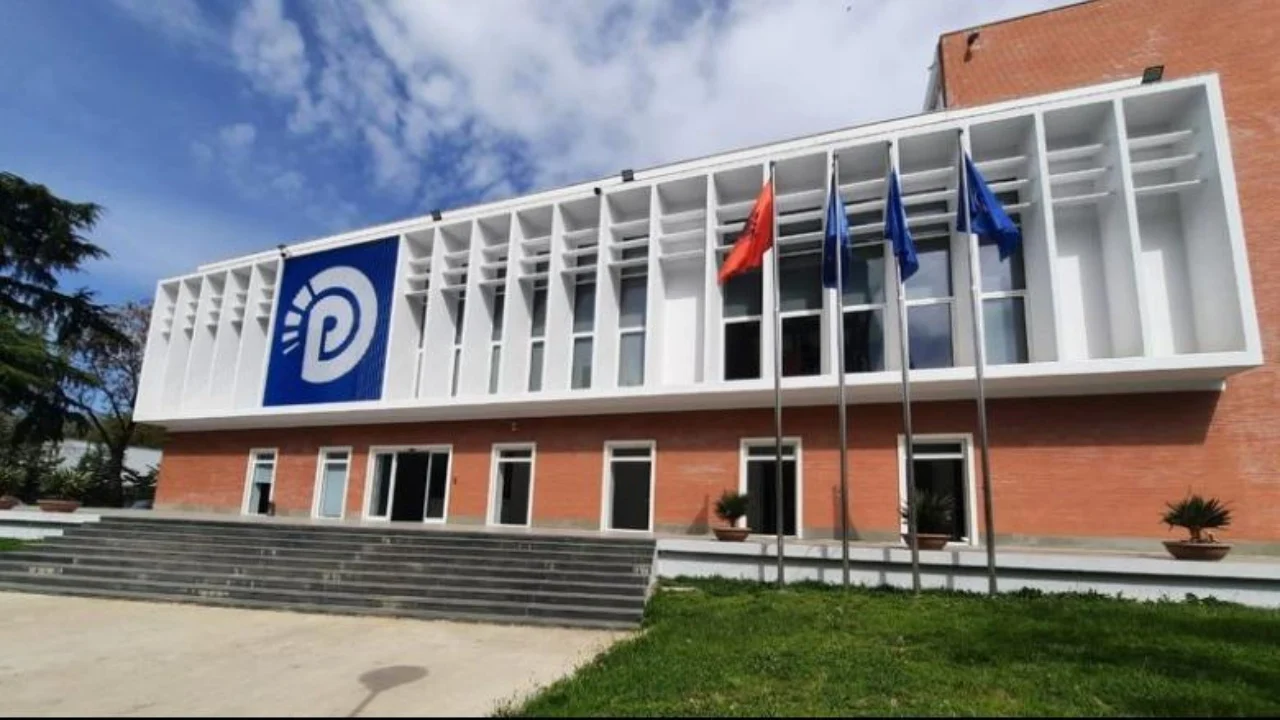 Grupi Parlamentar i PD mblidhet të hënën  në shqyrtim rikthimi në Kuvend