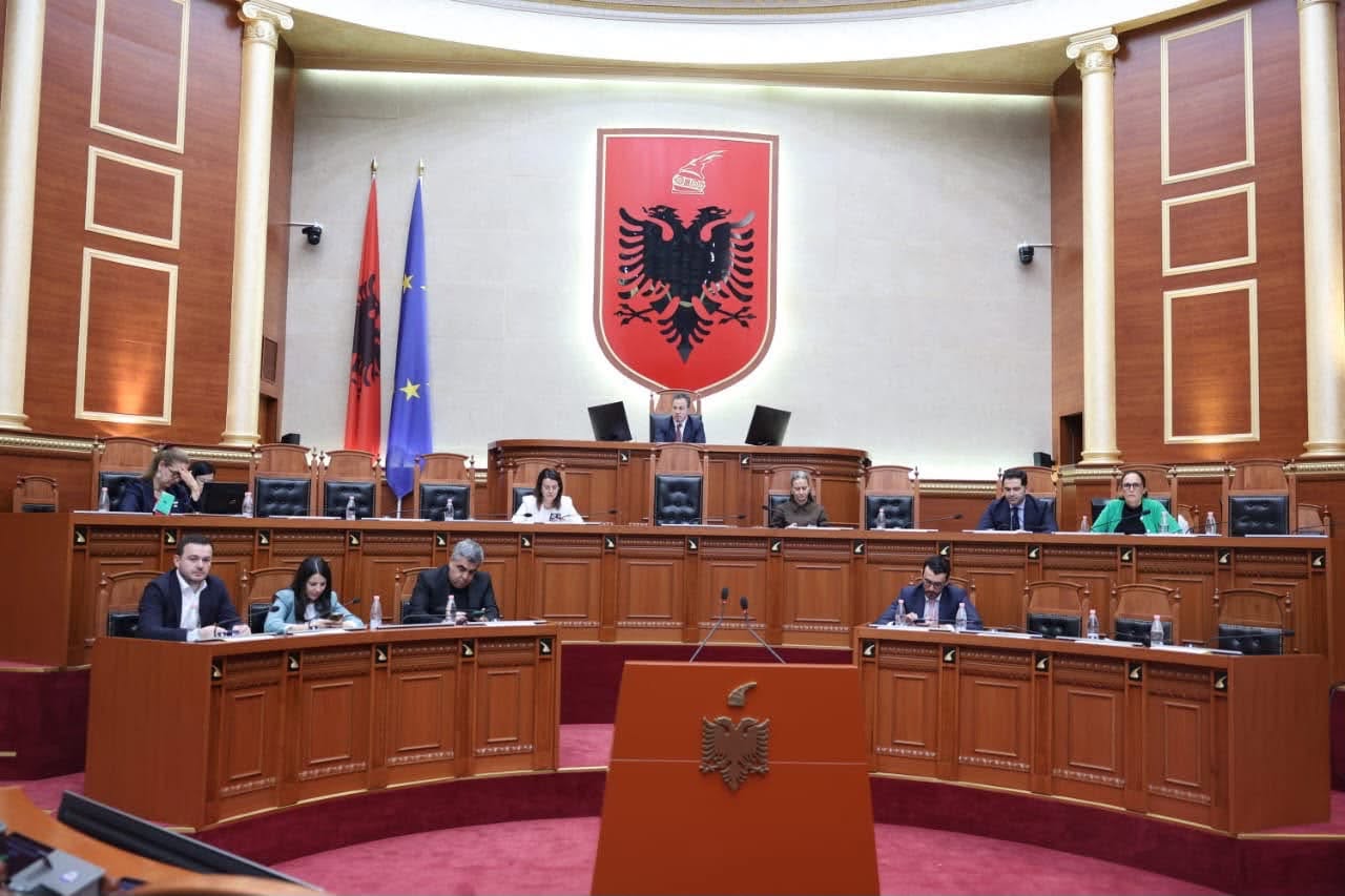 Seanca e fundit parlamentare  PS dhe PD përplasin raportet për reformën territoriale  ç e pret hartën e re 