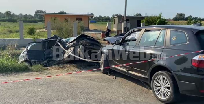 Makina  Opel  u bë copë copë  Detaje nga përplasja vdekjeprurëse në rrugën Çermë Divjakë  39 vjeçari ndërroi jetë  5 të plagosur