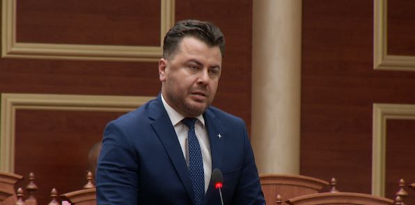 policia-rrethon-kuvendin-deri-kur-do-t-i-shmangeni-qytetareve-kapri-qeveria-e-ka-humbur-besimin-shqiperia-duhet-te-votoje-para-kohe