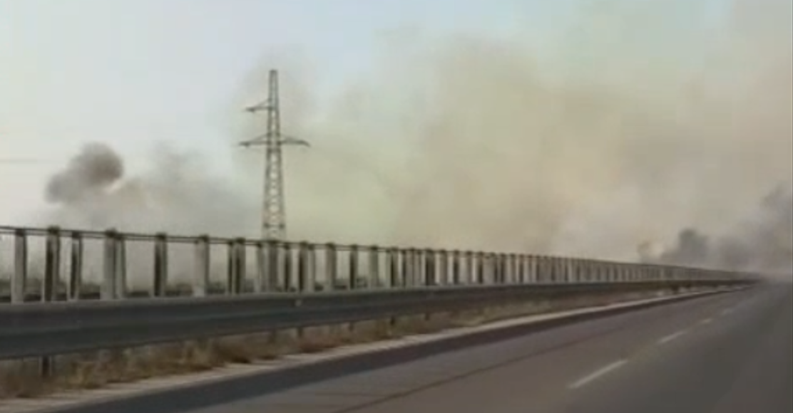 Flakët përhapen në rreth 2 kilometra përgjatë autostradës Fier Vlorë