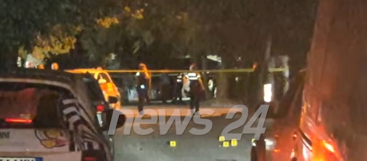 Plagosja e trefishtë në Elbasan  dyshohet se objektivi ishte nipi i  Ot Kilës   Autori përdori maskë silikoni dhe paruke me flokë të gjatë
