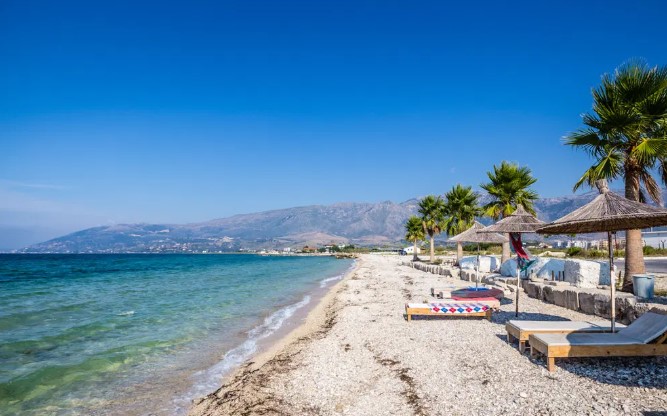 E rëndë në plazhin e Orikumit  75 vjeçari ndërron jetë pas daljes nga deti
